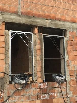 Come installare una finestra in una porta di metallo
