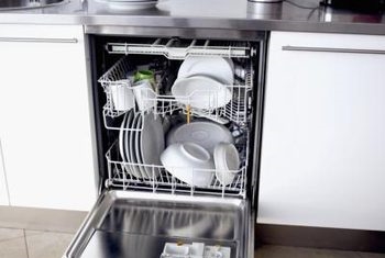 Πώς να αφαιρέσετε τη λιωμένη πλαστική οσμή από το πλυντήριο πιάτων