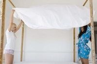 Hvordan lage et King Size-montert ark som passer til en Queen size-seng