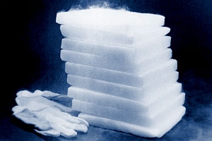 Kaip naudoti sausą ledą, kad atvėsintumėte kambarį