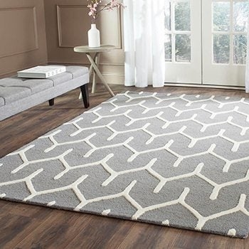 Jak spłaszczyć nowy dywan?