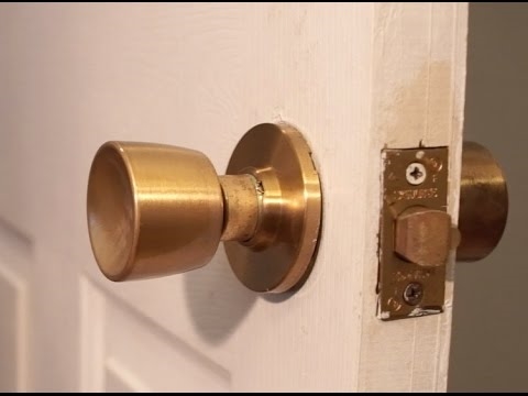 Cum să îndepărtați un buton pentru ușă manechin fără șuruburi vizibile