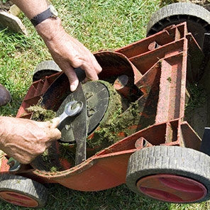 Cara Mengencangkan Pisau Pemotong Rumput Anda
