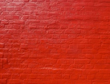 كيفية استعادة اللون إلى جدار من الطوب الأحمر