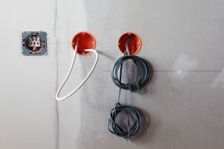 Was tun, wenn Funken von einem elektrischen Kabel ausgehen?