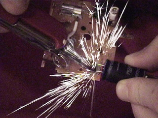 Що робити, якщо від електричного шнура виходять іскри?