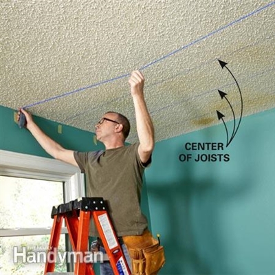 Sådan fjernes en hængende skrue fra loftet