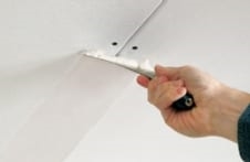 Hoe een hangende schroef uit het plafond te verwijderen
