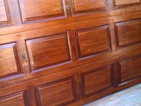 Cómo quitar la pintura de las puertas de garaje de madera