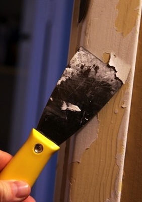 Hogyan lehet eltávolítani a festéket a fa garázskapukból