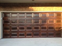 Come rimuovere la vernice dalle porte del garage in legno