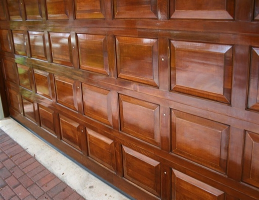 木製ガレージのドアから塗料を除去する方法