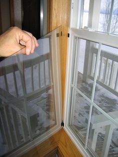 Comment fabriquer des fenêtres tempête peu coûteuses avec du plexiglas