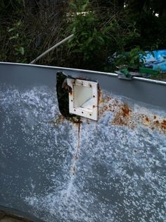 Cómo reparar una pared de piscina enterrada