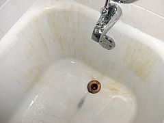 Como remover manchas em uma banheira de ferro fundido