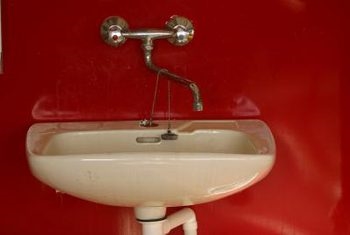 Banyo Vanity'de Su ve Drenaj Hatları İçin Standart Yükseklik