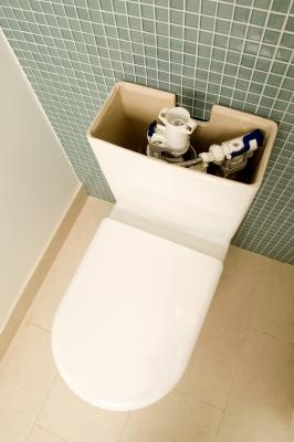 Как да регулирате нивото на водата в тоалетна на AquaSource