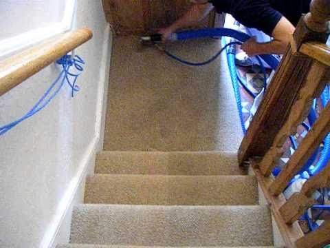 Hogyan vágjuk le a szőnyeget a lépcsőn
