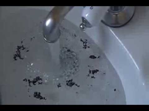 Quali sono le cause per cui l'acqua appare grigia dal rubinetto?