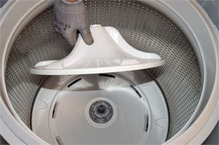 Cómo quitar y reemplazar una tina de lavandería