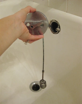 Sådan fjernes en vaskeklud fra et badekarafløb