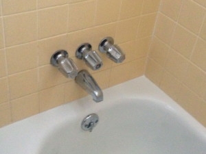 Sådan tændes et brusebad, der har tre knapper