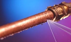 Como selar vazamentos de orifícios em tubulações de água de cobre