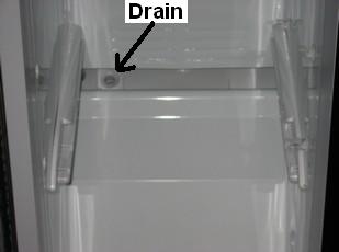 Wasser aus einer Tiefkühltruhe ablassen