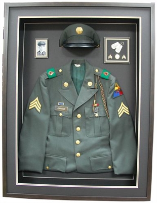 Como montar corretamente um uniforme militar em uma caixa de sombra