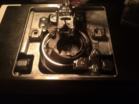 Como instalar uma caixa de bobina em uma máquina de costura Singer