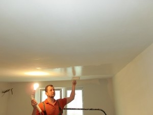 Какие краски делают низкий потолок выглядеть выше?