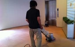 كيفية تنظيف الأرضيات الخشبية بعد إزالة السجاد