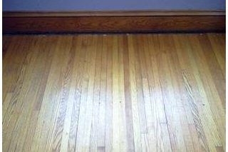 כיצד לנקות רצפות עץ לאחר הסרת שטיחים
