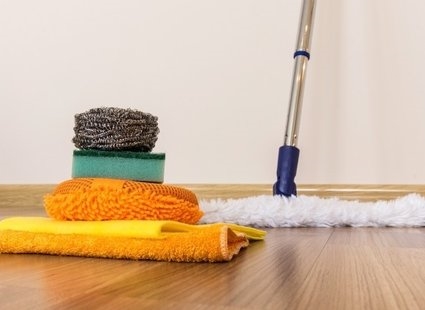 Jak czyścić drewniane podłogi po zdjęciu dywanów