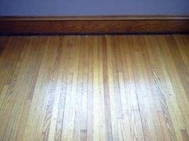 Como limpar pisos de madeira após remover tapetes
