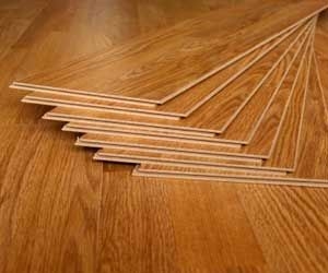 Ako vyčistiť drevené podlahy po odstránení kobercov