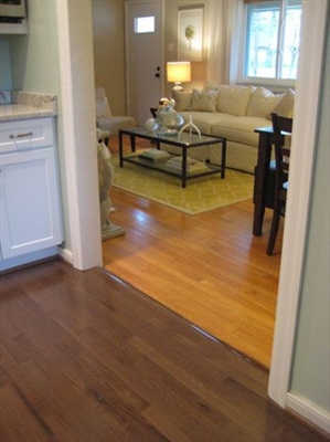 Môžete mať dve rôzne farebné podlahy z tvrdého dreva z miestnosti do izby?