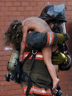 Hoe iemand in een brandend gebouw te redden