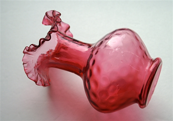 क्रैनबेरी ग्लास को कैसे पहचानें