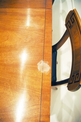 Jak odstranit známky tepla z dřevěných stolů