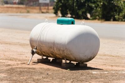 Jak transportować i podnosić 100-funtowy zbiornik propanu