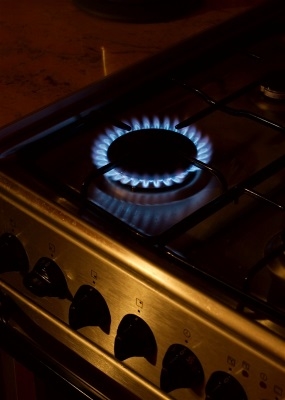 Este normal să auziți gazul care rulează într-un cuptor cu gaz?