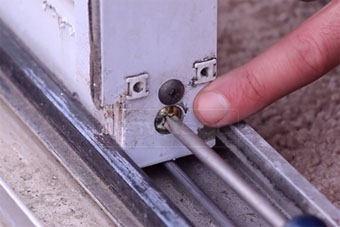 Cum se reglează rolele pe uși glisante Pella