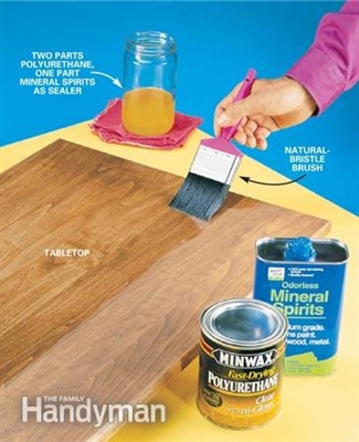 Nakładanie lakieru bezbarwnego w sprayu na drewno