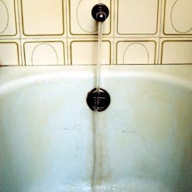 Как да извадите маркировки за горене на мивки в банята