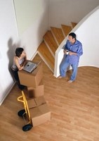 Vad är det enklaste sättet att få ett tungt objekt upp och ner trappor?