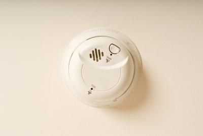 Kako odpraviti trde žične alarme za dim