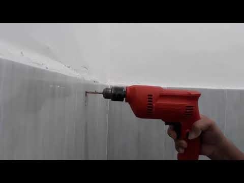 Come sostituire le tubazioni che trattengono il vetro all'interno del telaio della porta della doccia