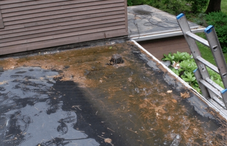 Como reparar um telhado com vazamento de dentro da casa