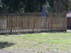 قواعد سياج الخصوصية خشبية في مقاطعة هيلزبورو ، فلوريدا